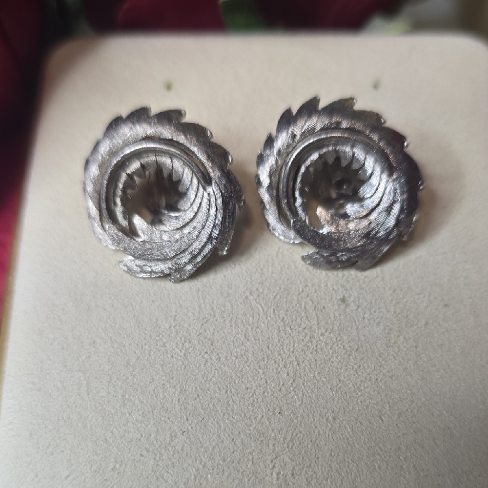 Vintage Silver Tone Textured Pinwheel Swirl Clip On Earrings | Retro Statement